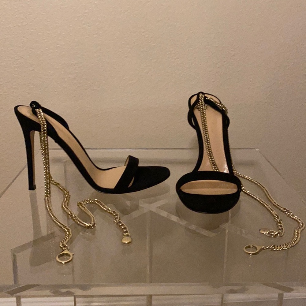 ✨🚨✨NWT Gianvito Rossi Debbie gold chain black suede heels